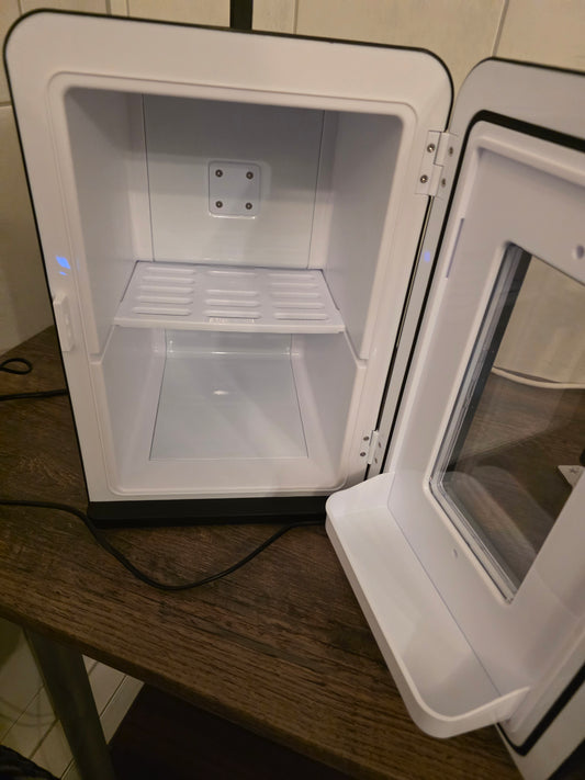 Schöner kleiner Kühlschrank